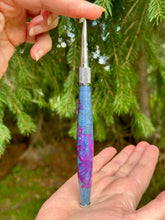 Load image into Gallery viewer, Crochet Handle & Hook Set (Extra Long) - Curly Maple Speciality - Blue / Pink Resin