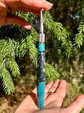 Load image into Gallery viewer, Crochet Handle & Hook Set (Extra Long) - BLUE / GRAY Curly Maple Speciality