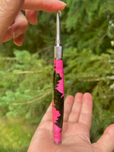 Load image into Gallery viewer, Crochet Handle &amp; Hook Set (Extra Long) - Curly Maple Speciality Pink / Green
