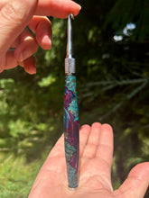 Load image into Gallery viewer, Crochet Handle &amp; Hook Set (Extra Long) - Maple Burl Speciality - Blue / Red Resin
