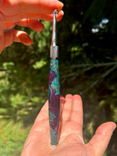 Load image into Gallery viewer, Crochet Handle &amp; Hook Set (Extra Long) - Maple Burl Speciality - Blue / Red Resin
