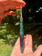 Load image into Gallery viewer, Crochet Handle &amp; Hook Set (Extra Long) - Maple Burl Speciality - Blue / Red Resin
