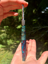 Load image into Gallery viewer, Crochet Handle &amp; Hook Set (Extra Long) - Maple Burl Speciality - Blue / Red Resin
