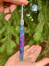 Load image into Gallery viewer, Crochet Handle &amp; Hook Set (Extra Long) - Curly Maple Speciality - Blue / Pink Resin
