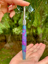 Load image into Gallery viewer, Crochet Handle &amp; Hook Set (Extra Long) - Curly Maple Speciality - Blue / Pink Resin
