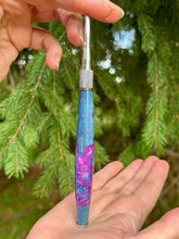 Load image into Gallery viewer, Crochet Handle &amp; Hook Set (Extra Long) - Curly Maple Speciality - Blue / Pink Resin
