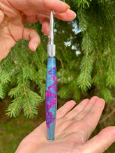 Load image into Gallery viewer, Crochet Handle &amp; Hook Set (Extra Long) - Curly Maple Speciality - Blue / Pink Resin
