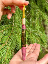 Load image into Gallery viewer, Crochet Handle &amp; Hook Set (Extra Long) - Curly Maple Speciality Burgundy / Green
