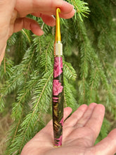 Load image into Gallery viewer, Crochet Handle &amp; Hook Set (Extra Long) - Curly Maple Speciality Burgundy / Green
