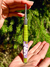 Load image into Gallery viewer, Crochet Handle &amp; Hook Set (Extra Long) - LIME &amp; PURPLE Curly Maple Speciality
