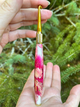 Load image into Gallery viewer, Crochet Handle &amp; Hook Set (Extra Long) - Flower &amp; Feather Speciality Piece (Pink Perfection)
