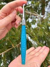 Load image into Gallery viewer, Crochet Handle &amp; Hook Set (Extra Long) - Honeycomb (Turquoise)
