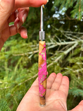 Load image into Gallery viewer, Crochet Handle &amp; Hook Set (Extra Long) - Redwood Burl Speciality PINK / GREEN
