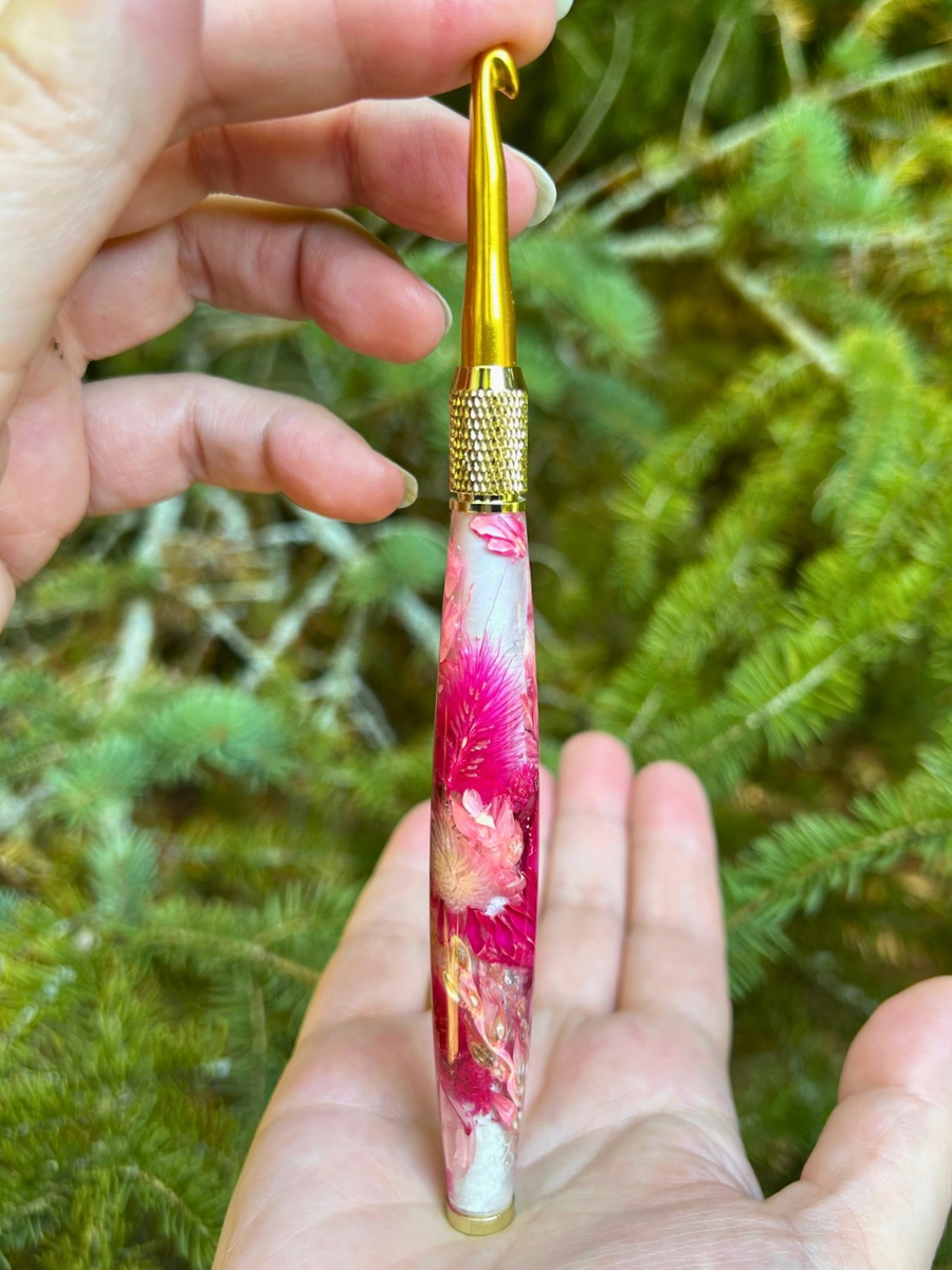 Crochet Handle & Hook Set (Extra Long) - Flower & Feather Speciality Piece (Pink Perfection)