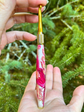 Load image into Gallery viewer, Crochet Handle &amp; Hook Set (Extra Long) - Flower &amp; Feather Speciality Piece (Pink Perfection)
