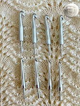 Load image into Gallery viewer, Crochet Handle &amp; Hook Set (Extra Long) - Frozen Raspberry
