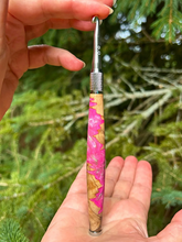 Load image into Gallery viewer, Crochet Handle &amp; Hook Set (Extra Long) - Redwood Burl Speciality PINK / GREEN
