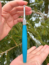 Load image into Gallery viewer, Crochet Handle &amp; Hook Set (Extra Long) - Honeycomb (Turquoise)
