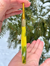 Load image into Gallery viewer, Crochet Handle &amp; Hook Set (Extra Long) - Daffodil
